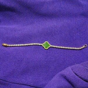Elegant Gold and Green Clover Bracelet